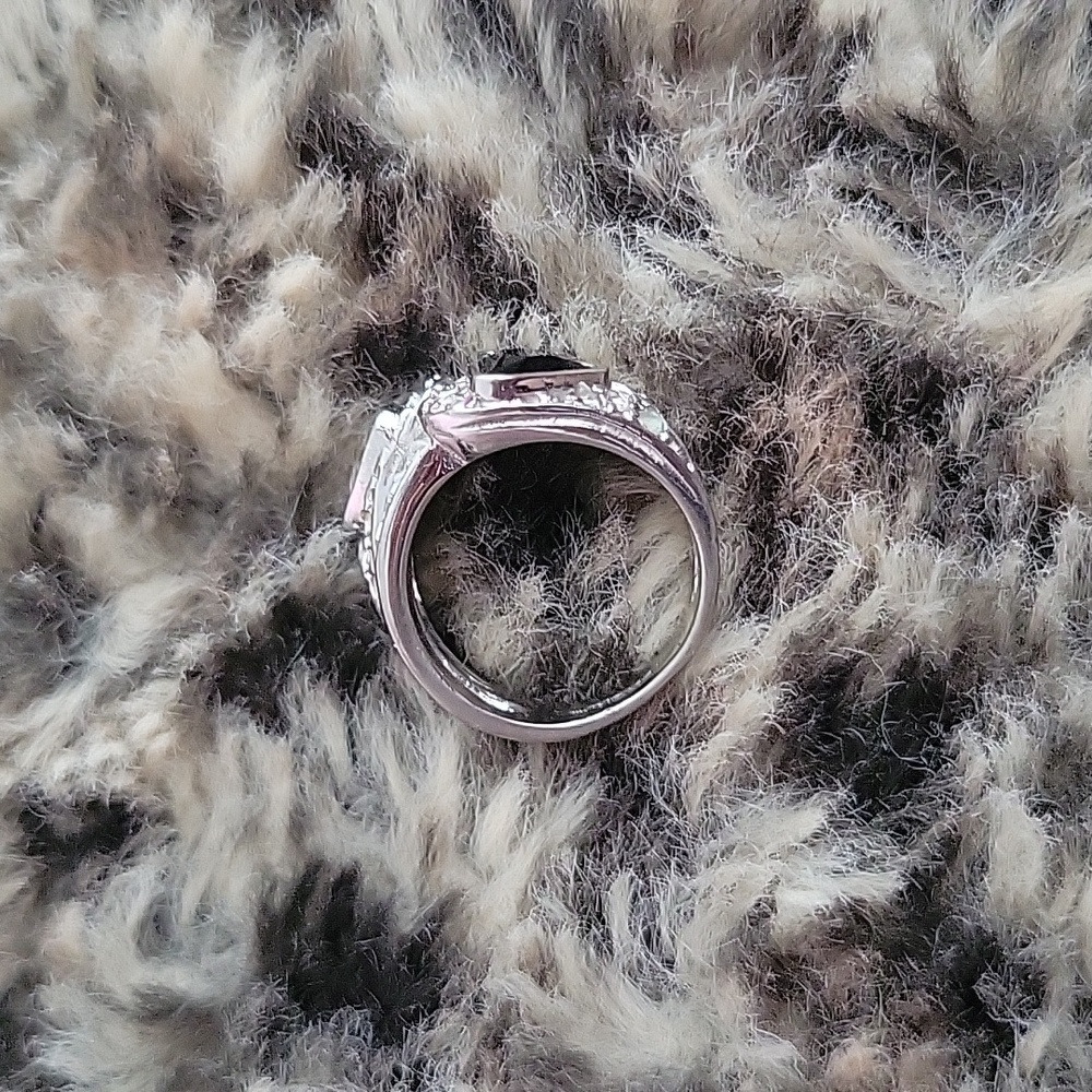 Black silver ring with gem detailing (size 5.5) - Picture 4 of 6